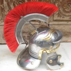 Шлем римского легионера с красным плюмажем 0
