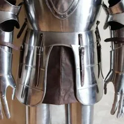 Доспехи средневекового рыцаря с алебардой 4