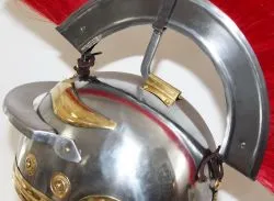 Шлем римского легионера с красным плюмажем 7
