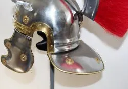 Шлем римского легионера с красным плюмажем 8