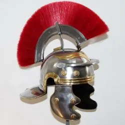 Шлем римского легионера с красным плюмажем 1
