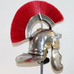 Шлем римского легионера с красным плюмажем 5