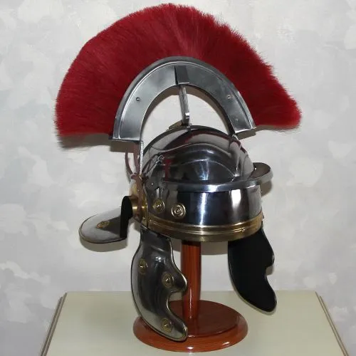 Шлем римского центуриона с красным гребнем