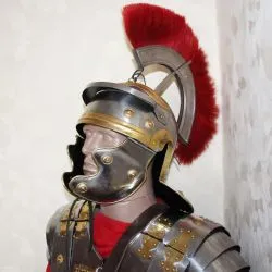 Римский легионер в доспехах с оружием 1
