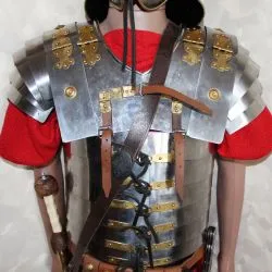 Римский легионер в доспехах с оружием 2