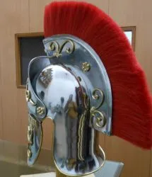 Шлем римского преторианца с красным гребнем 0