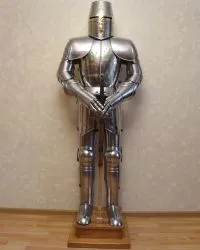 Доспехи рыцаря средневековья на пьедестале