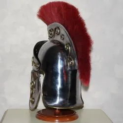 Шлем римского преторианца с красным гребнем 9