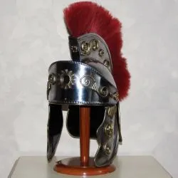 Шлем римского преторианца с красным гребнем 1