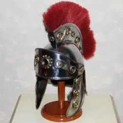 Шлем римского преторианца с красным гребнем 2