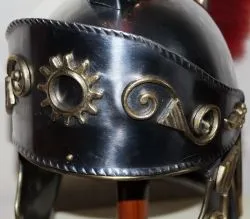 Шлем римского преторианца с красным гребнем 7